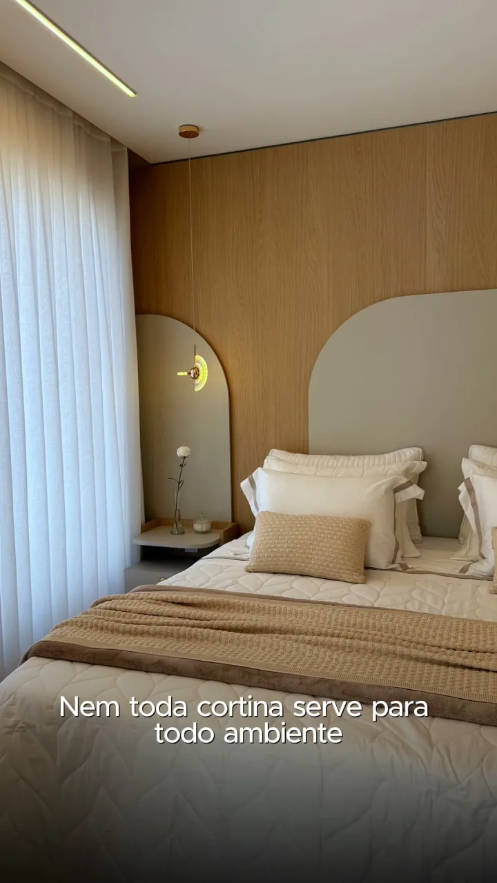Quarto com cortina de linho clara filtrando a luz da manhã, primeira cena do vídeo sobre a cortina certa para cada ambiente.